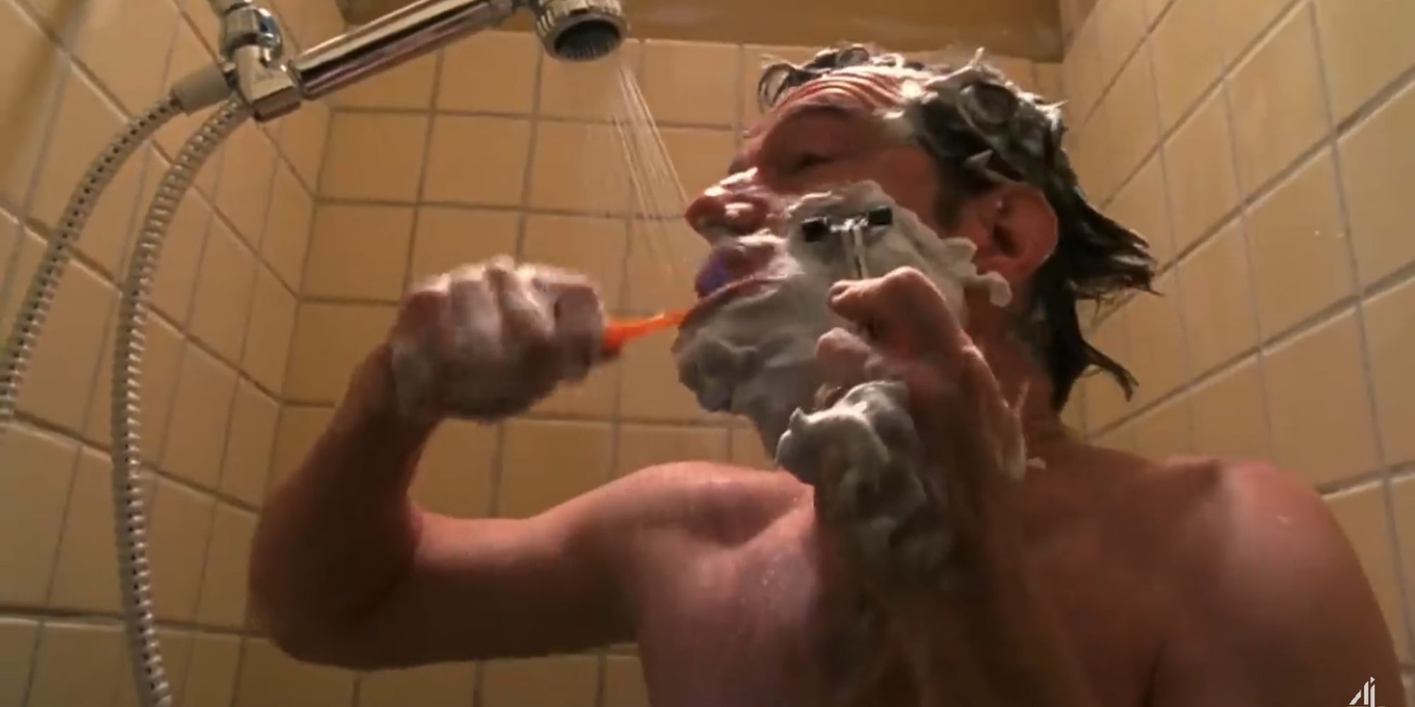 Hal escova os dentes e faz a barba enquanto toma banho 
