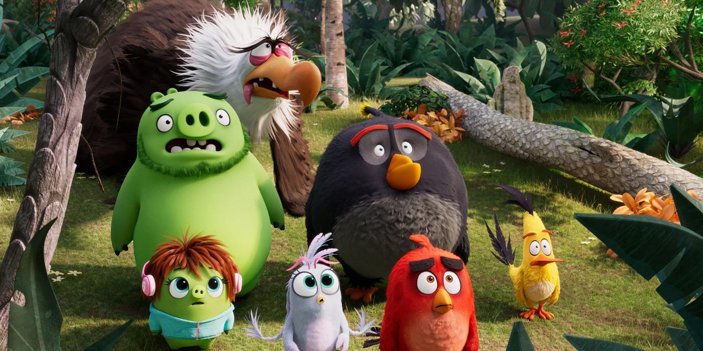 Os personagens de The Angry Birds Movie 2 olham para cima com expressões confusas.