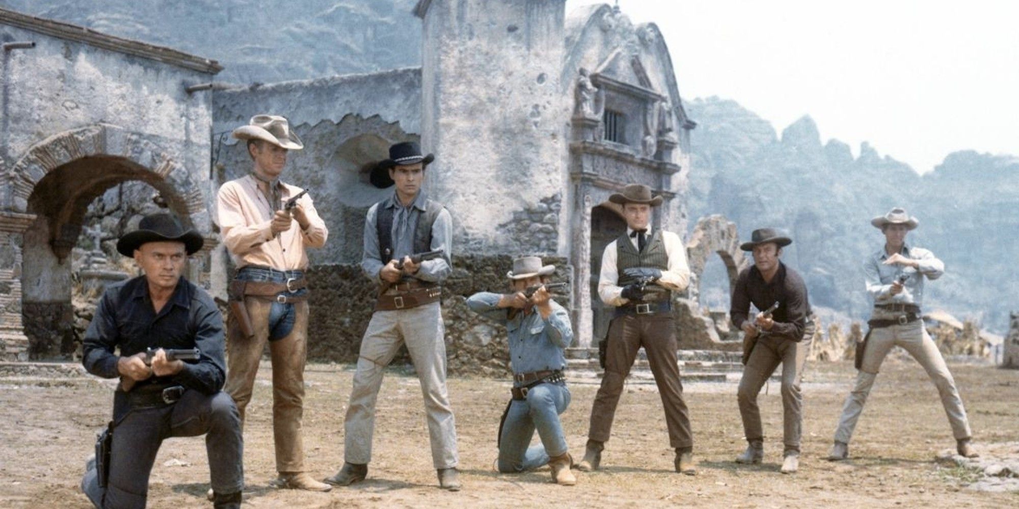 Charles Bronson, James Coburn, Steve McQueen, Yul Brynner, Robert Vaughn, Horst Buchholz et Brad Dexter dans 'Les Sept mercenaires' (1960).