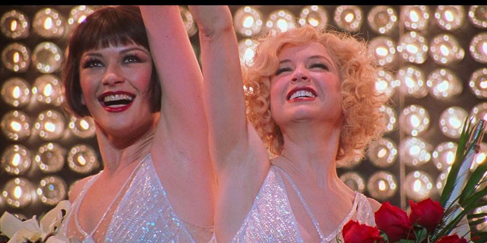 Velma et Roxie souriant sur scène dans Chicago (2002) (1)-1