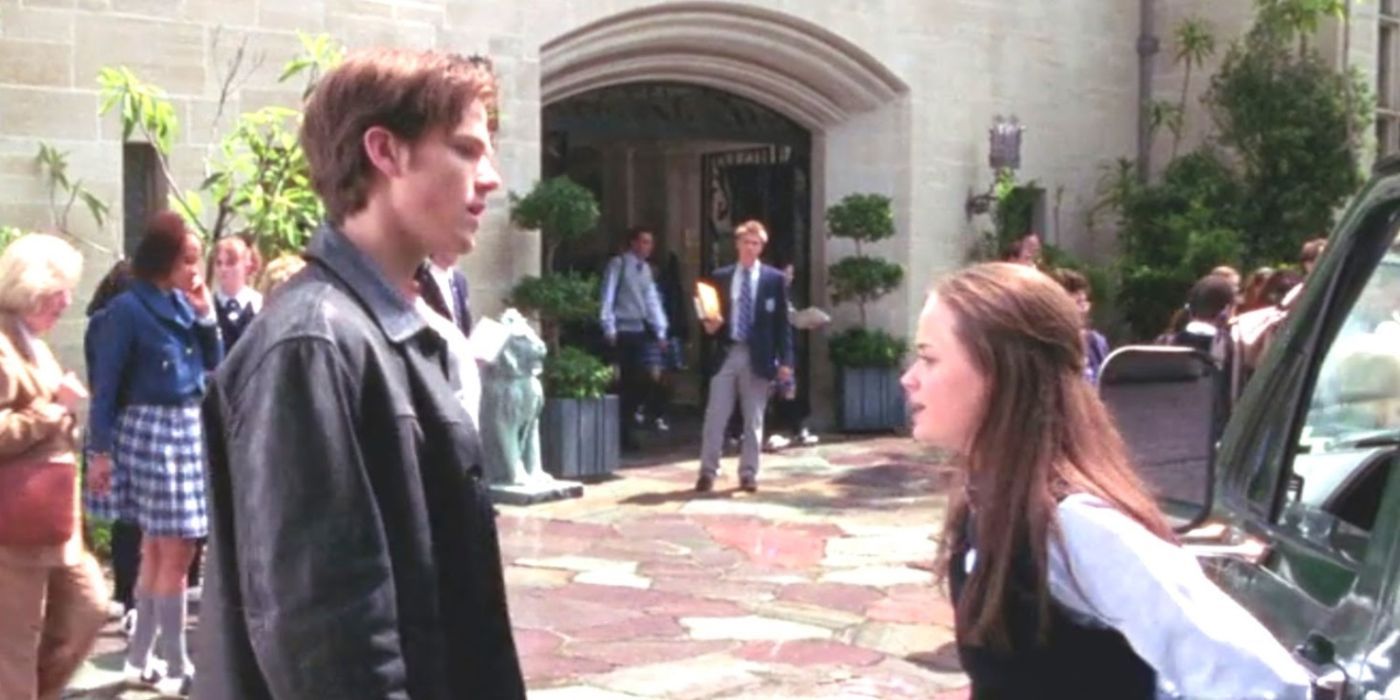 Rory, interpretado por Alexis Bledel, fala com Dean, interpretado por Jared Padalecki, fora de Chilton na 1ª temporada de 'Gilmore Girls'.