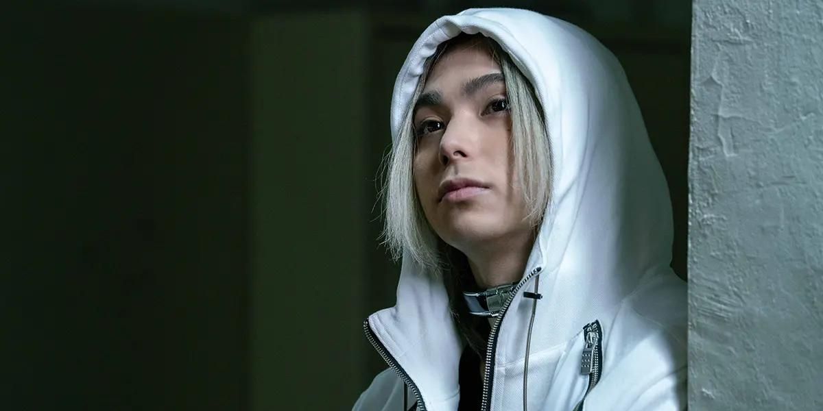 Chishiya, interpretada por Nijirô Murakami, que se enforca na parede na segunda temporada de 'Alice in the Borderland'.