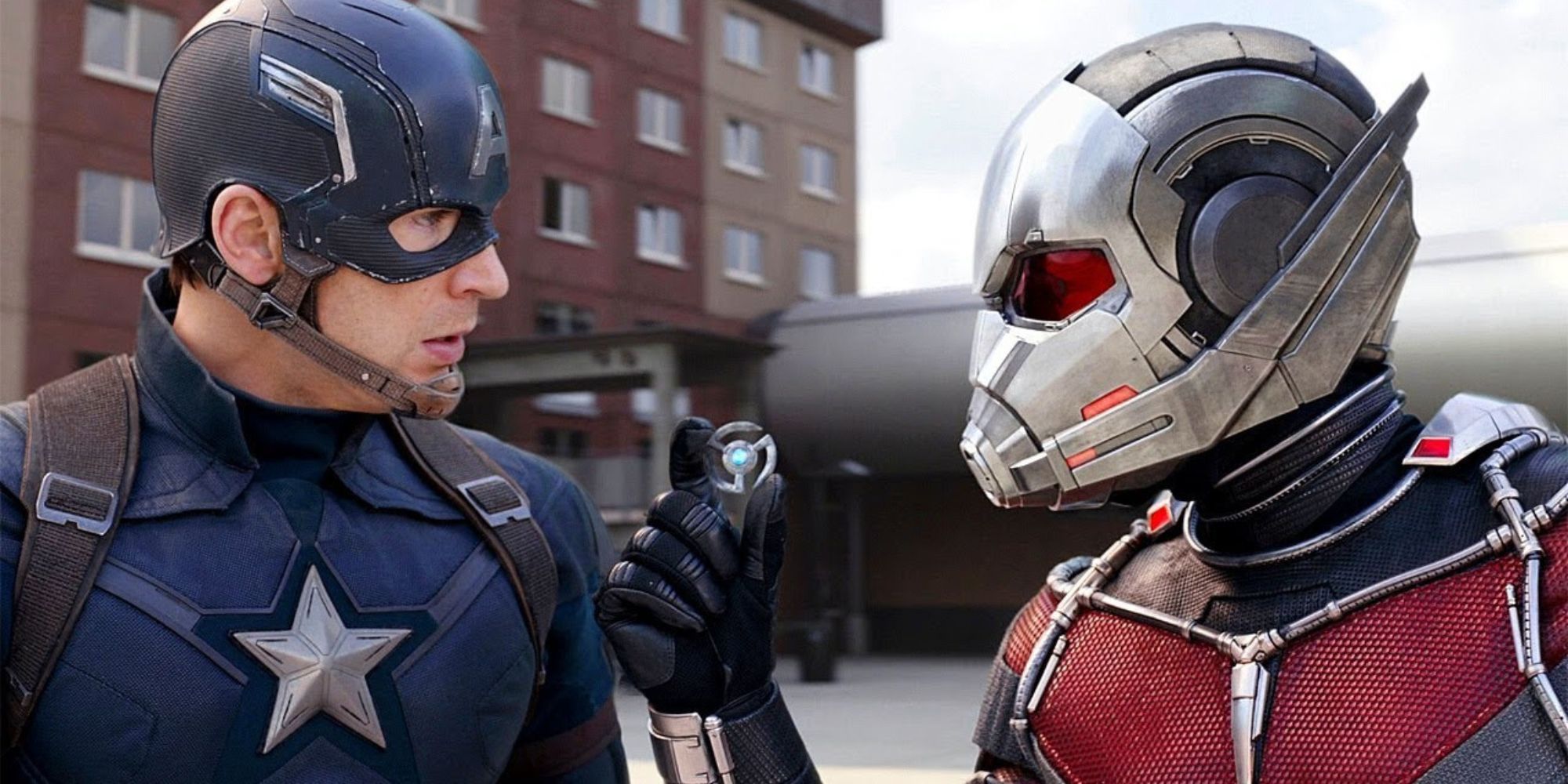 Chris Evans regardant Paul Rudd qui se tient à côté de lui dans Captain America : Civil War