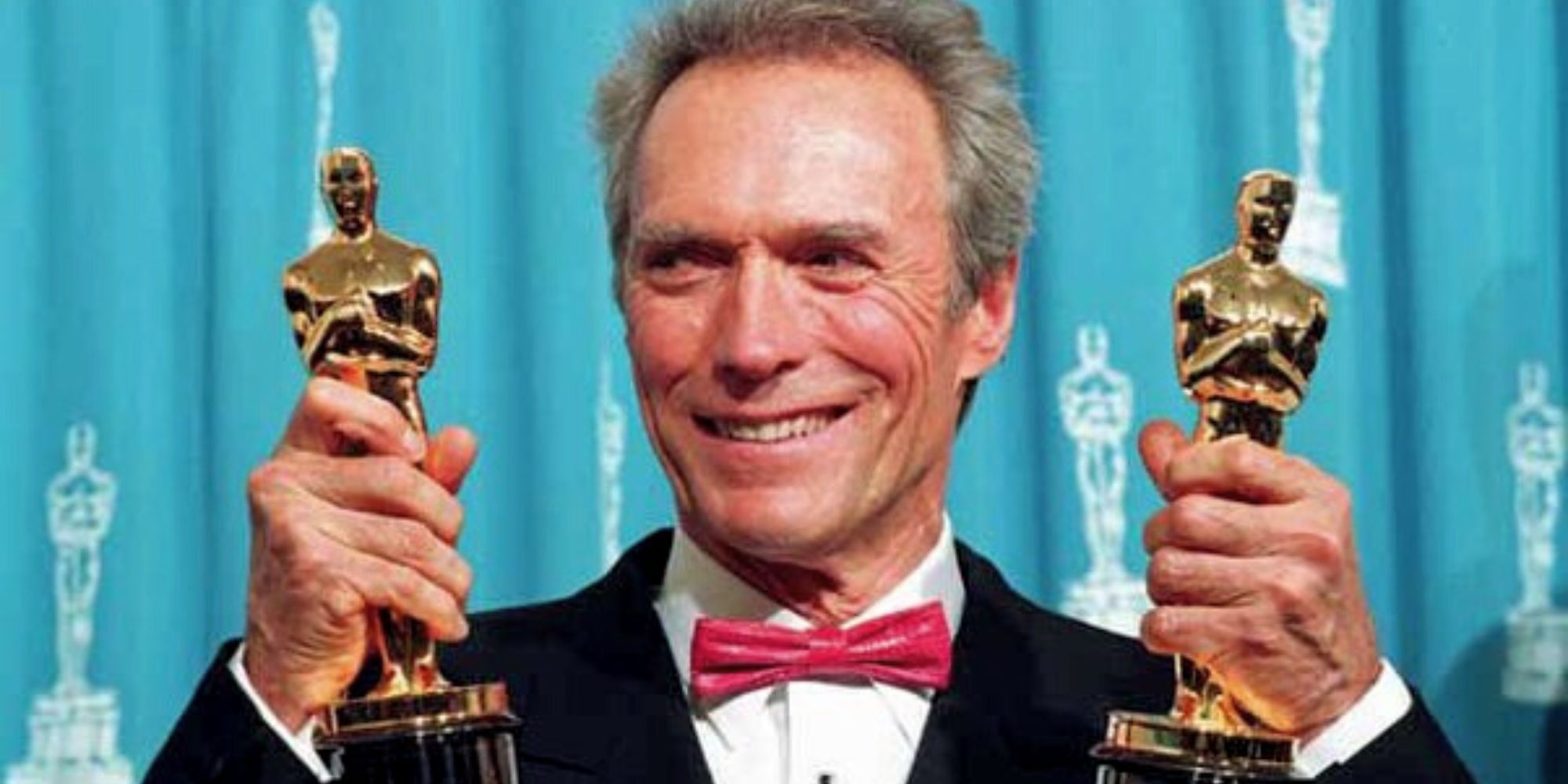 Clint Eastwood con sus premios Oscar en los Premios de la Academia 2005 a través de la Academia de Cine y Ciencias 