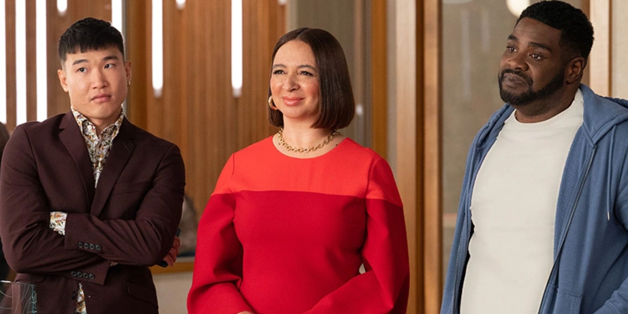 Tiga karakter dari Loot berdiri bersama di kantor sambil tersenyum.