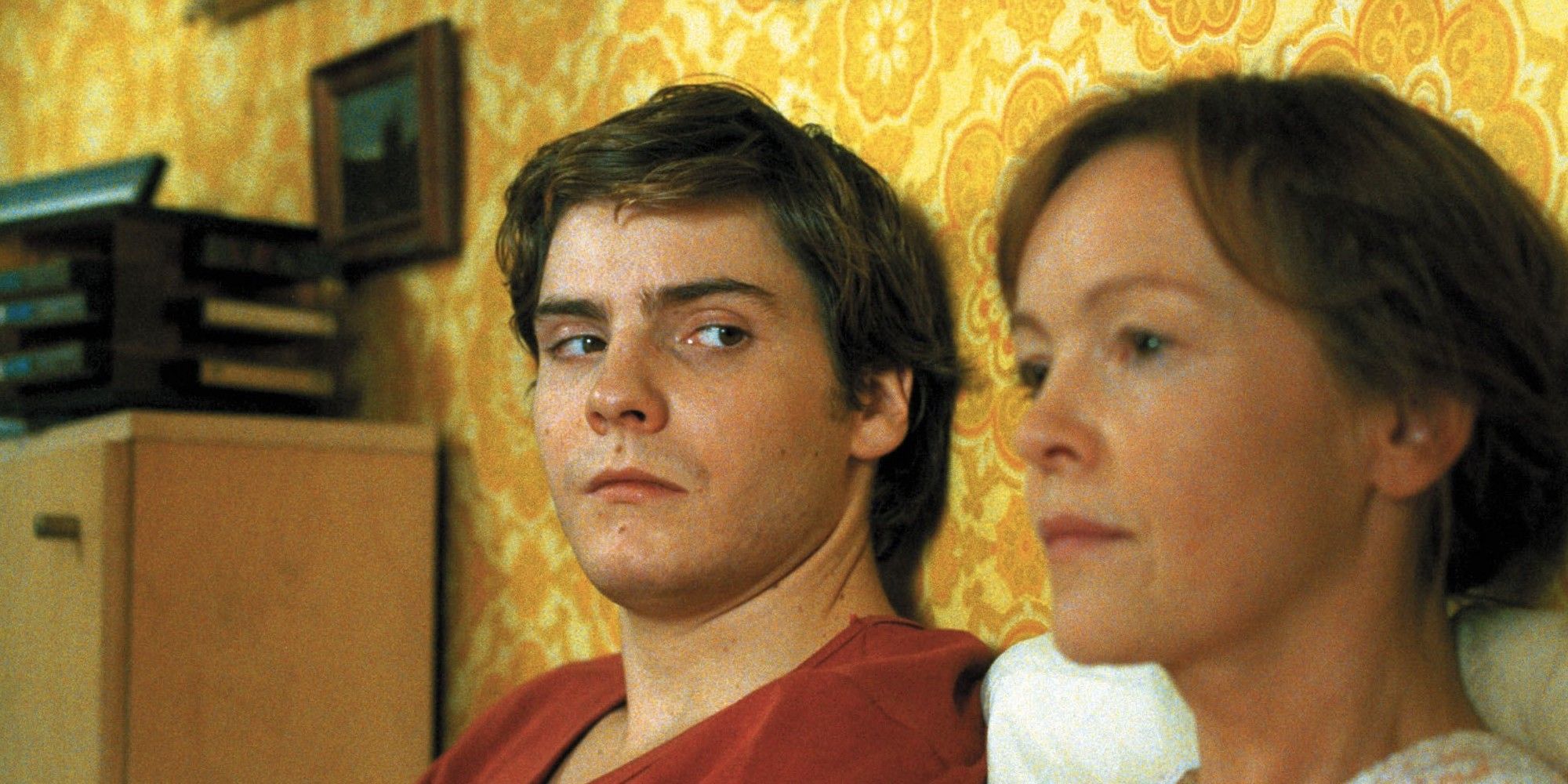 Daniel Brühl looking at Katrin Sass in 'Good Bye Lenin!'