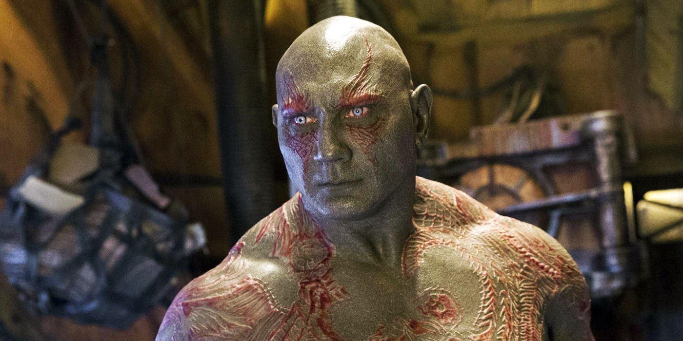 Drax regarde attentivement quelque chose hors champ dans le film Guardians of the Galaxy de 2014.