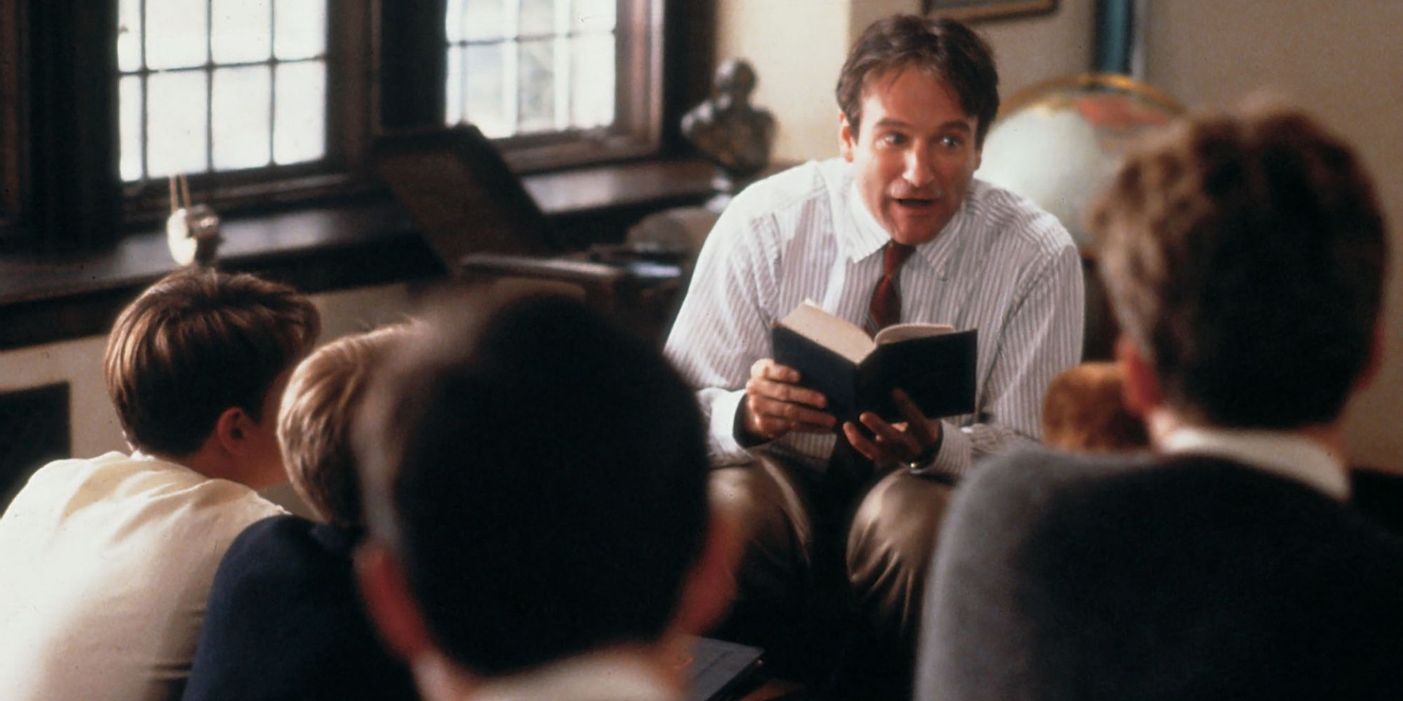 Robin Williams faisant la lecture à ses élèves dans Le Cercle des poètes disparus.