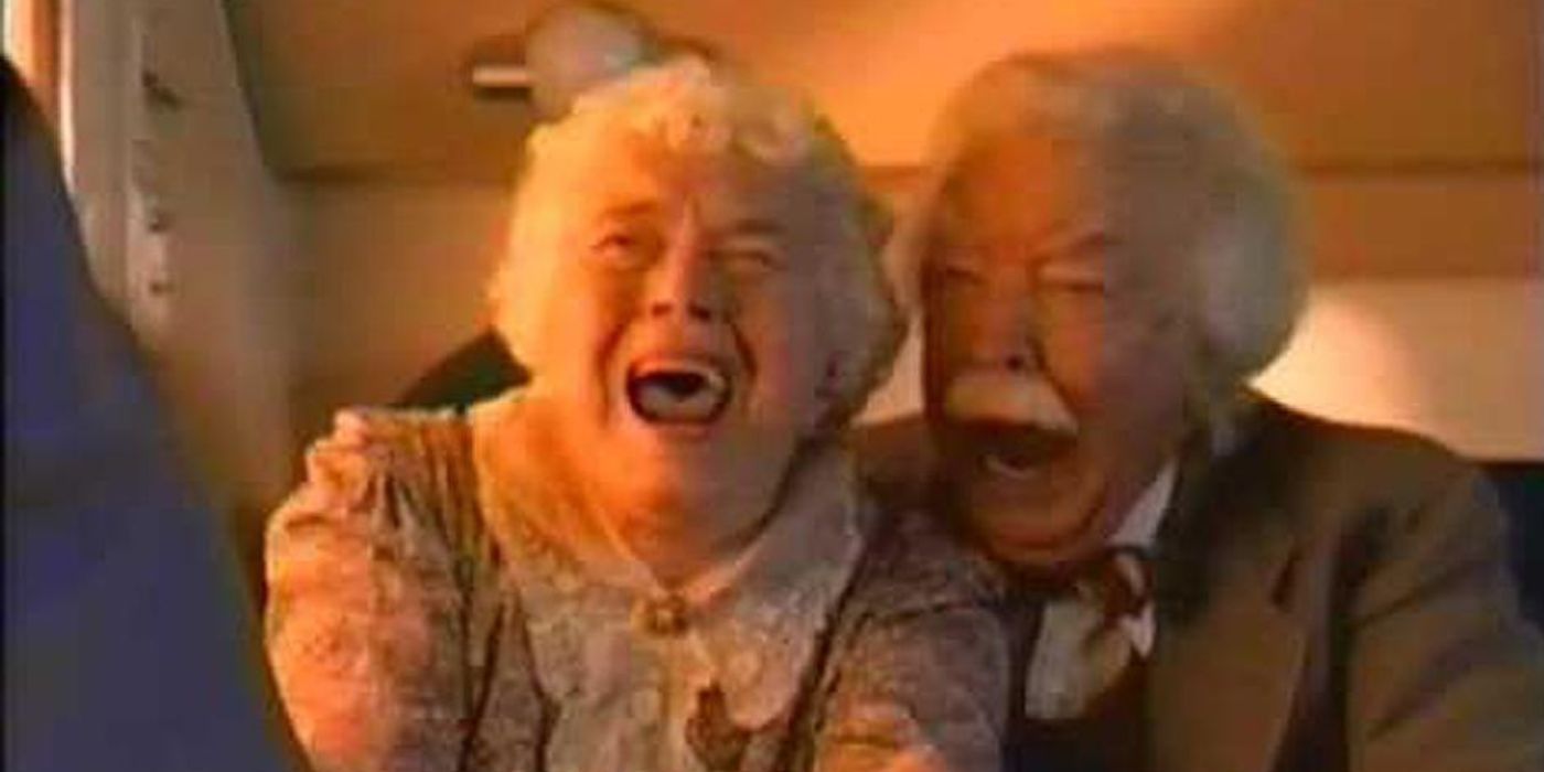 Un homme et une femme âgés et anonymes hurlent de peur dans l'épisode de la série 