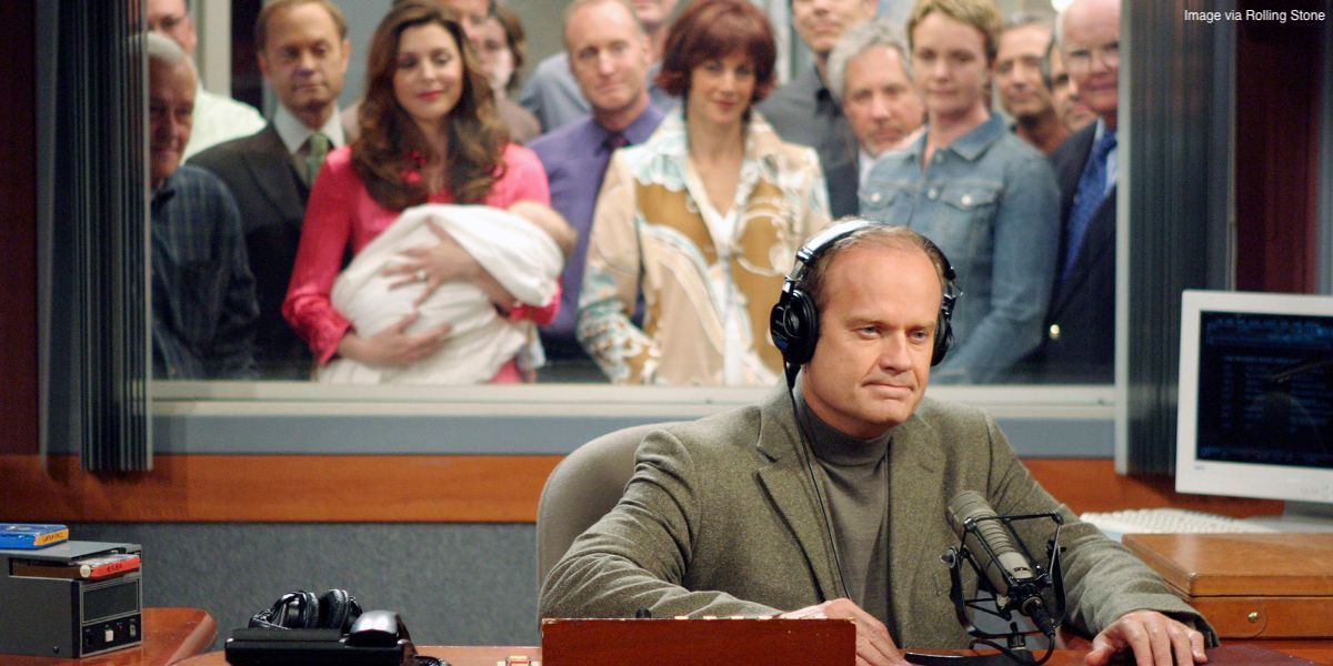 Les amis et la famille de Frasier devant sa cabine d'enregistrement pendant qu'il est à l'antenne à Frasier.