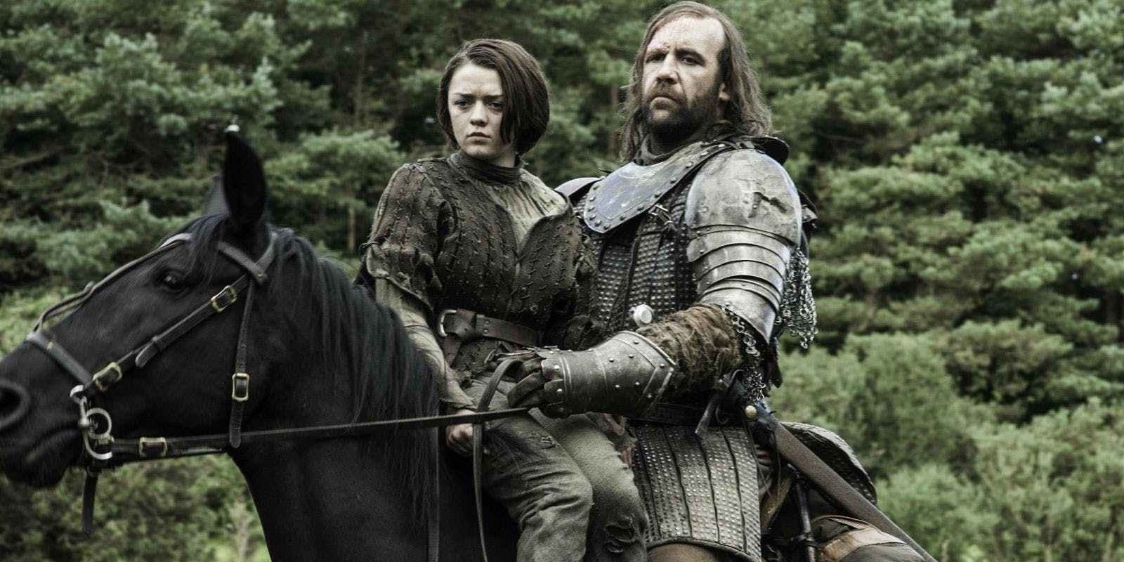 Arya dan The Hound menunggang kuda