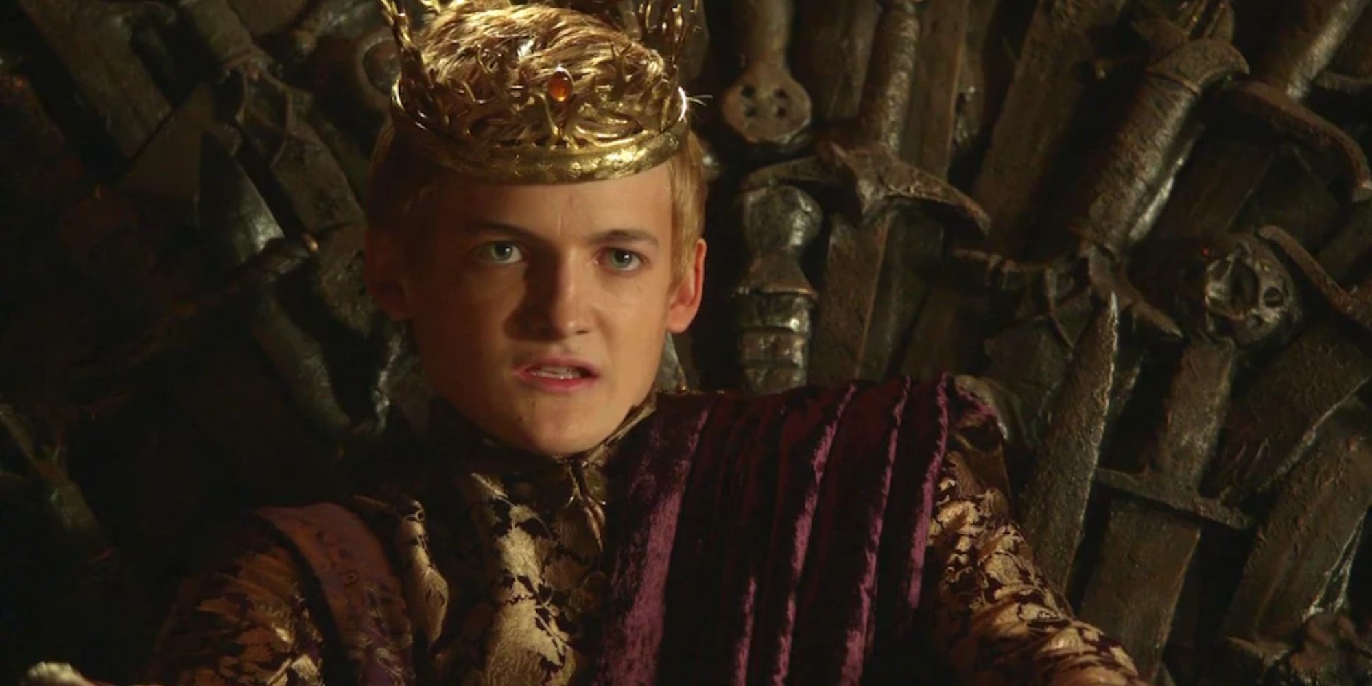 Joffrey est assis sur le Trône de Fer.