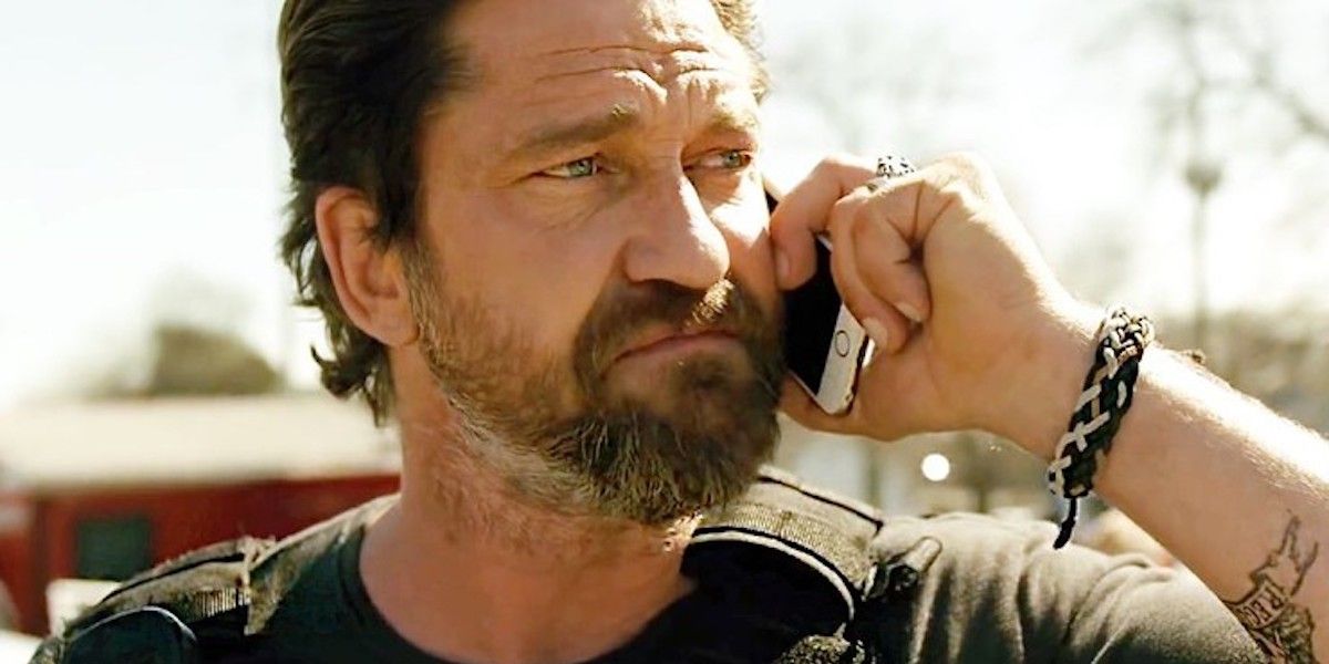 Gerard Butler on the phone in Den of Thieves (2018)