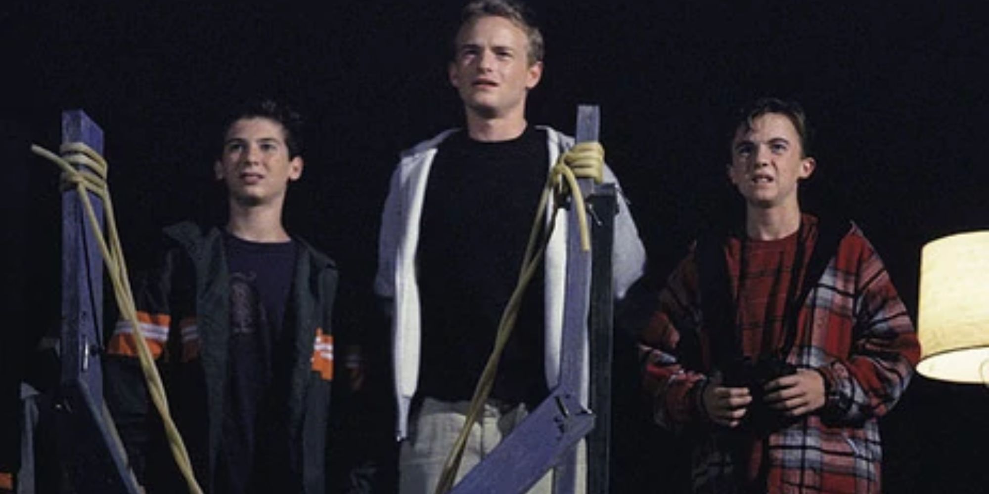 Reese, Malcolm e Francis assistem com nojo quando uma fralda lançada de seu estilingue gigante explode.