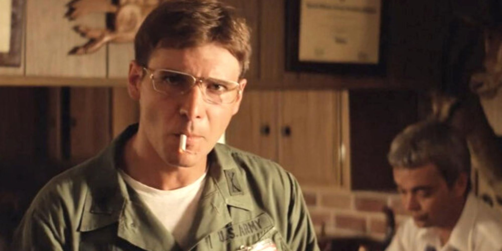 Harrison Ford dengan sebatang rokok di mulutnya menantikan Apocalypse Now