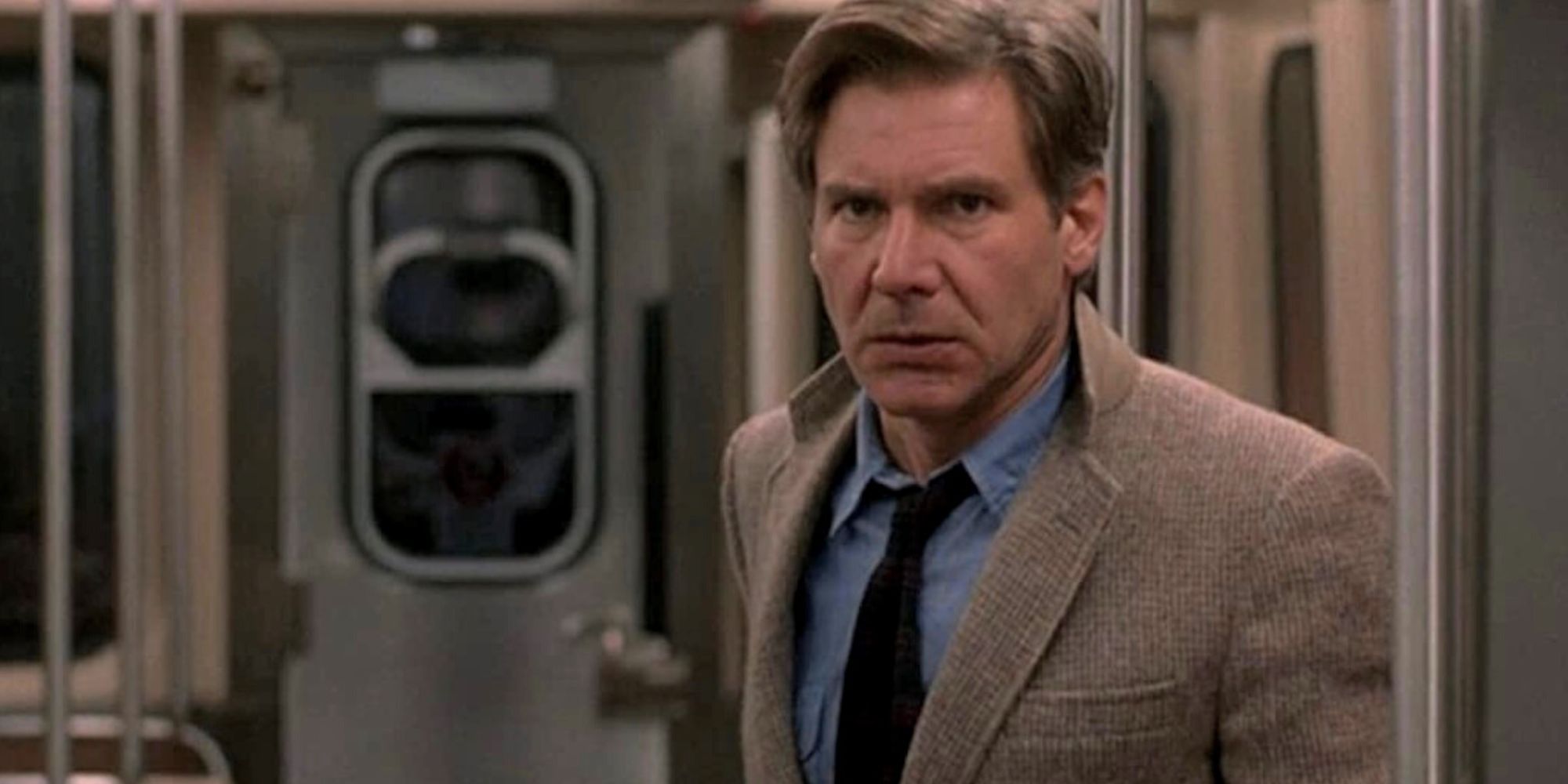 Harrison Ford berdiri sendirian di gerbong kereta bawah tanah sambil menantikan The Fugitive