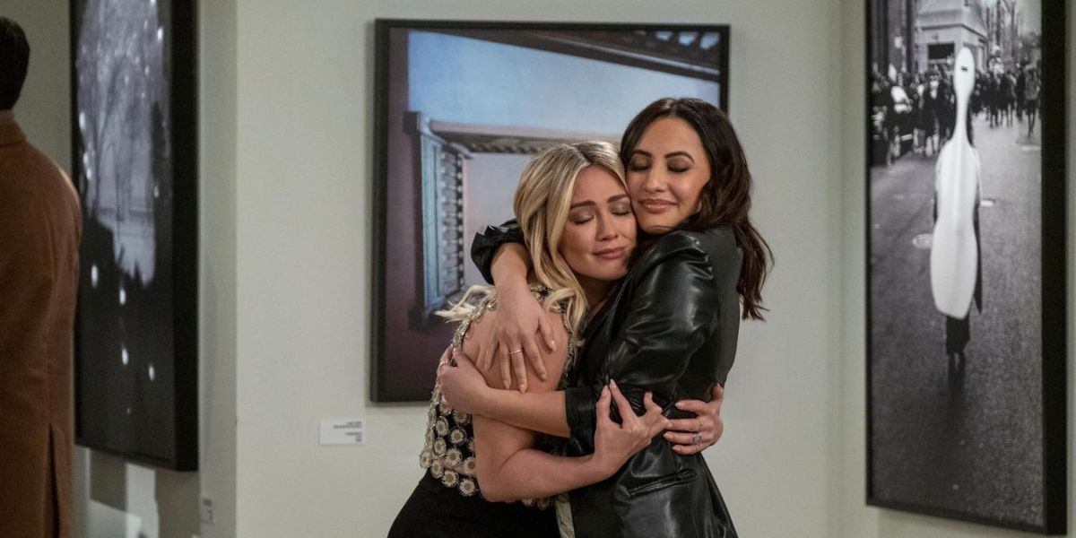 Sophie, played by Hilary Duff, hugging Valentina, played by Francia Raisa, in the gallery in 'How I Met Your Father" Season 1. 