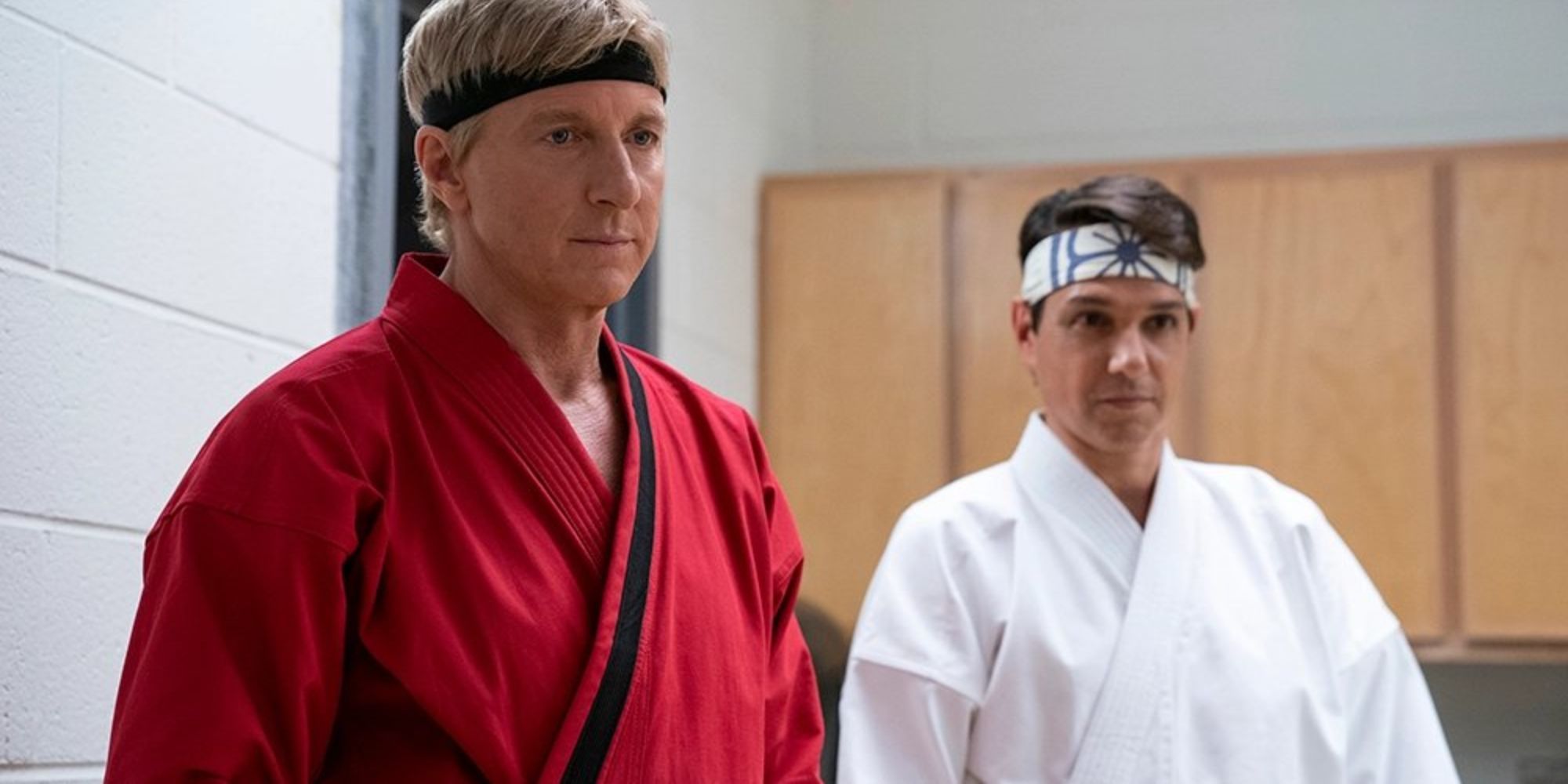 Johnny Lawrence (William Zabka) y Daniel LaRusso (Ralph Macchio) están juntos en Cobra Kai.