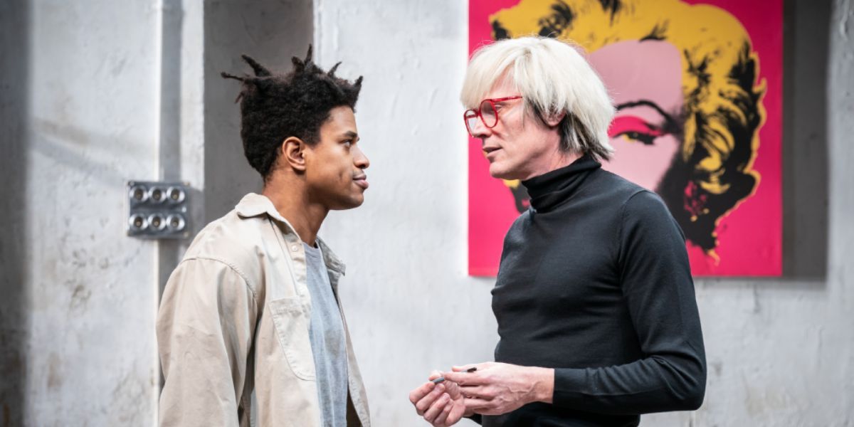 Une photo de Jeremy Pope dans le rôle de Jean-Michel Basquiat et Paul Bettany dans celui d'Andy Warhol dans la pièce The Collaboration, jouée à West End et maintenant à Broadway.