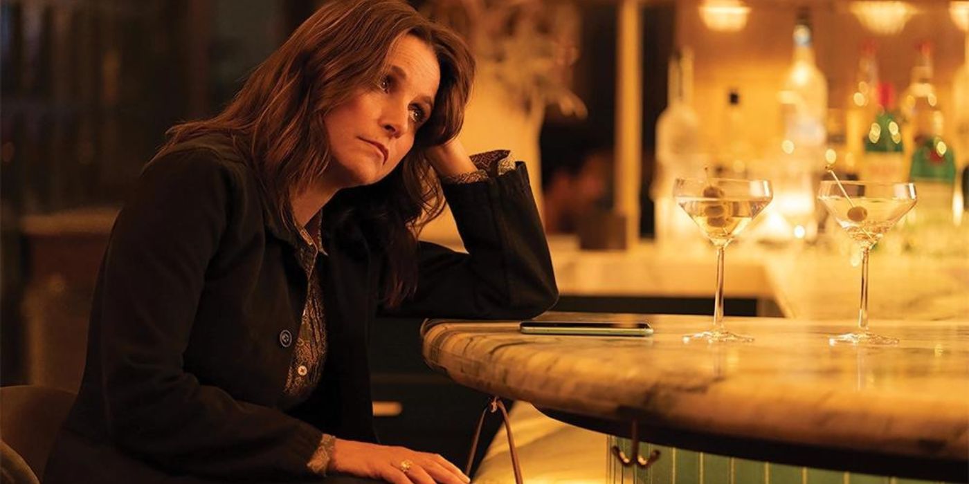 Une femme pensive au comptoir d'un bar dans You Hurt My Feelings.