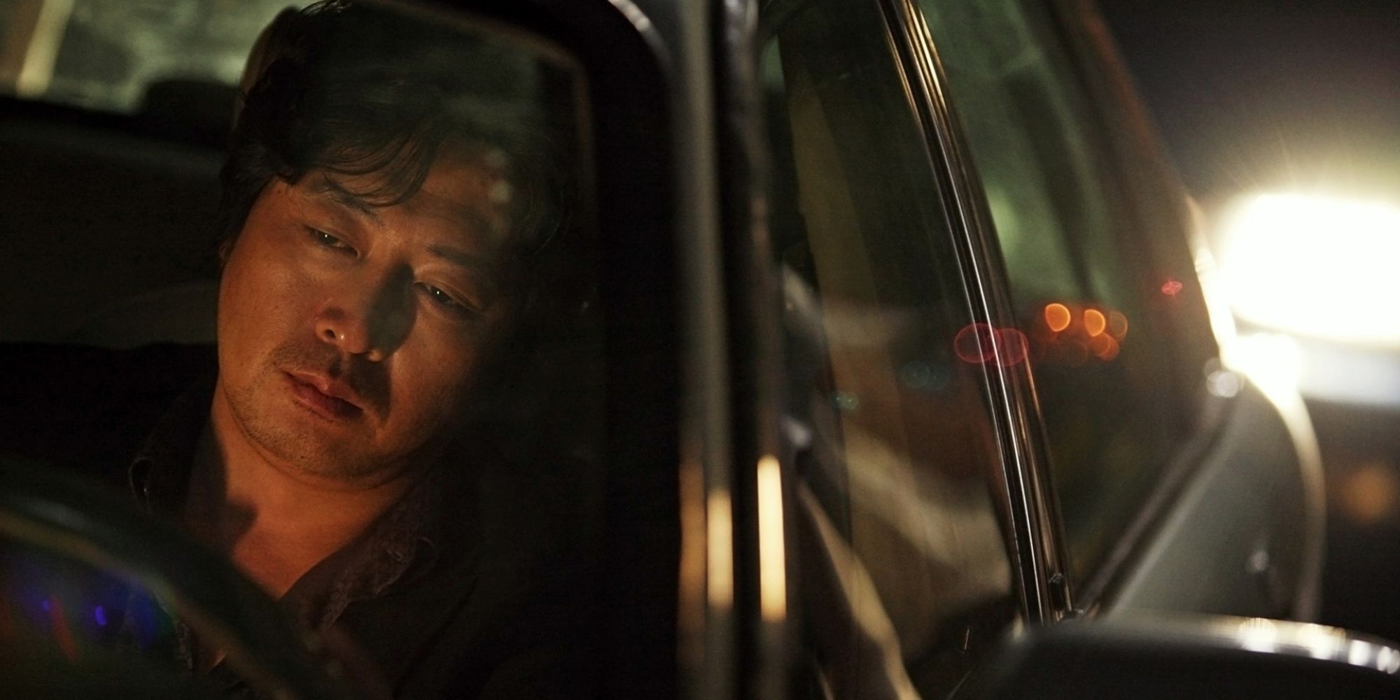 Kim Yeon-sook as Joong-ho Eom staring in a car in 'The Chaser'.