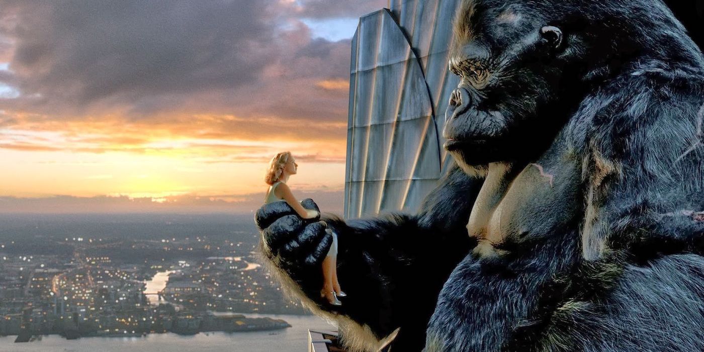King Kong memegang Naomi Watts sebagai Anna Darrow di King Kong (2005)