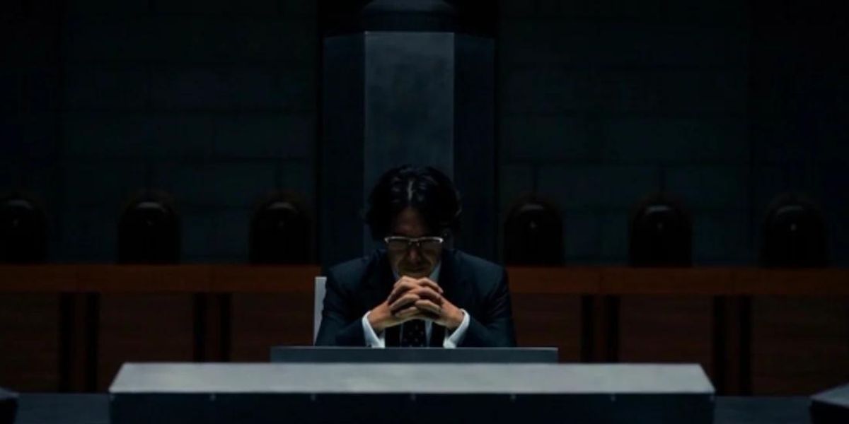 Tsuyoshi Abe como o Rei dos Ouros na segunda temporada de 'Alice in the Borderland'.