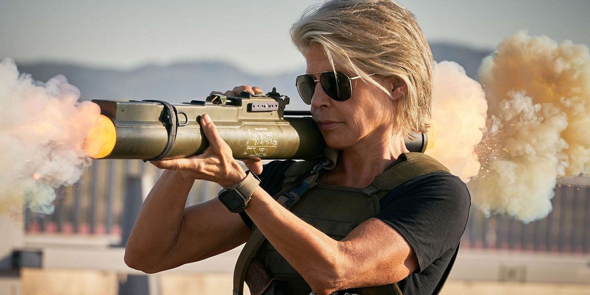 Sarah Connor tirant au bazooka dans Terminator : Dark Fate.