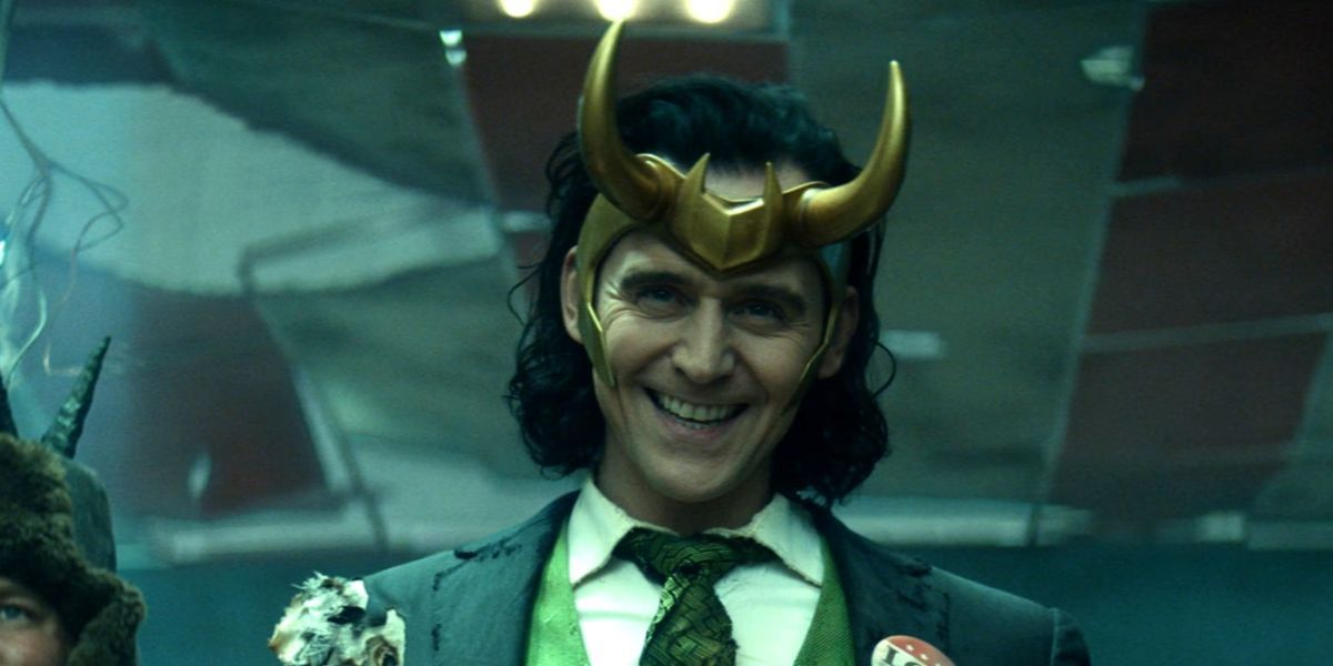 Le Président Loki souriant à quelqu'un dans Loki.