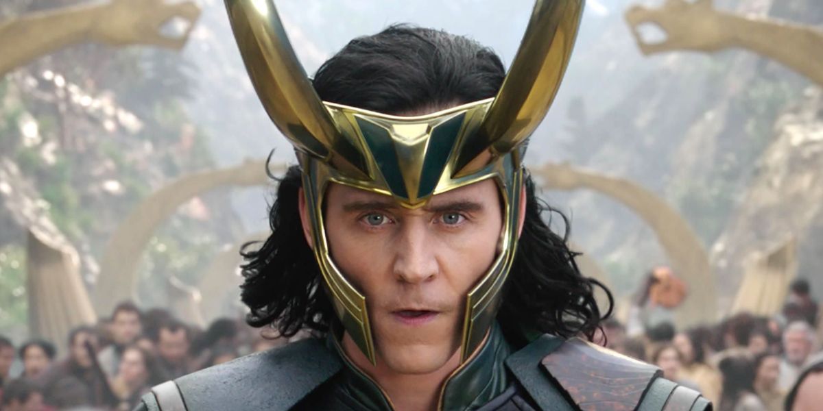 Tom Hiddleston en Loki portant un casque dans Thor : Ragnarok (2017).