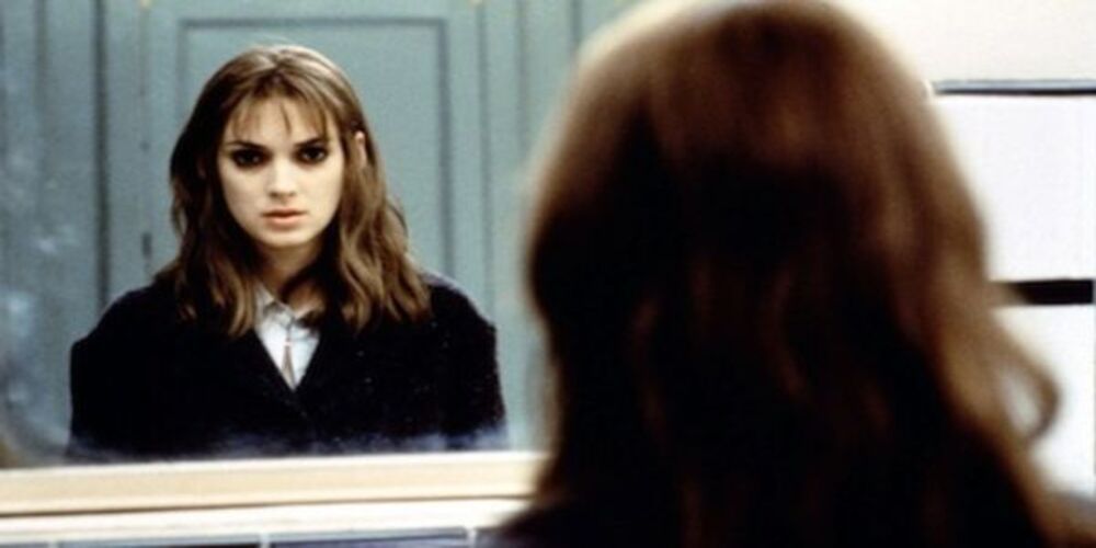 Winona Ryder as Maya Larkin staring into a mirror in Lost Souls