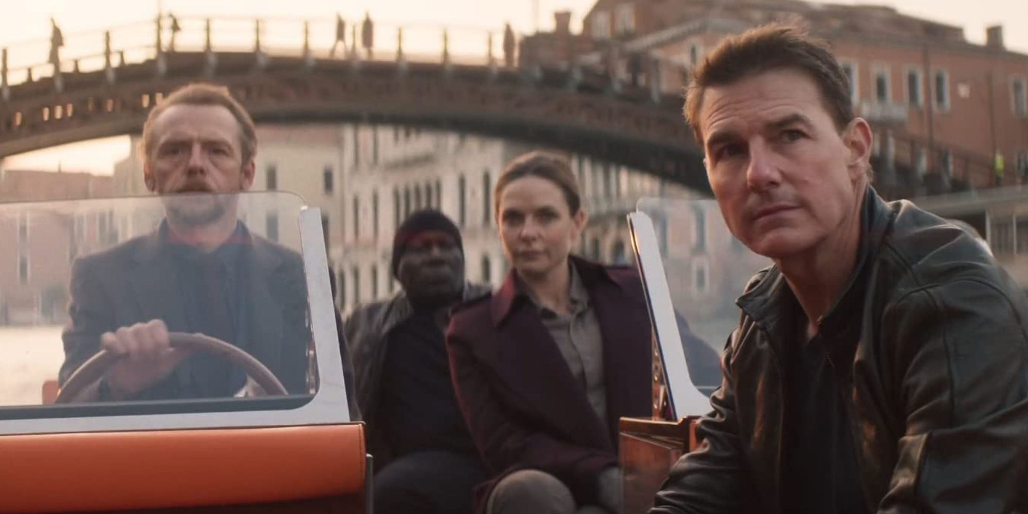 Tom Cruise, Simon Pegg, Ving Rhames y Hayley Atwell en un barco en Mission: Impossible Dead Reckoning Part 1