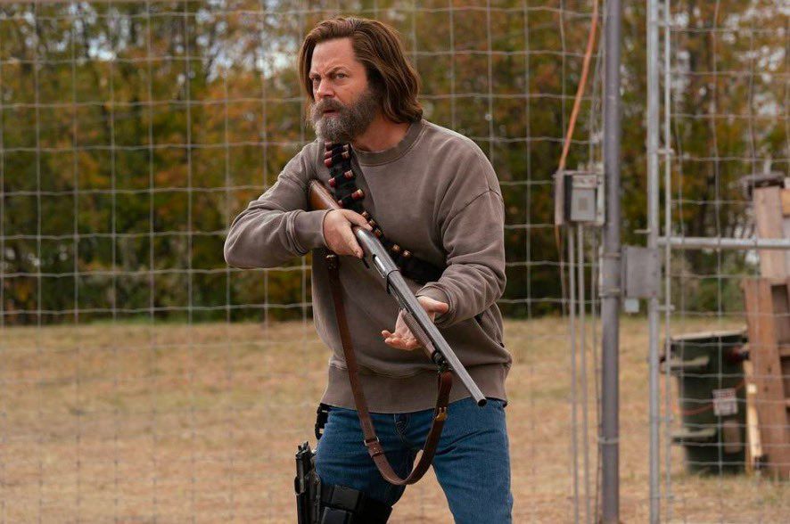 Nick Offerman dans le rôle de Bill avec un pistolet dans The Last of Us.