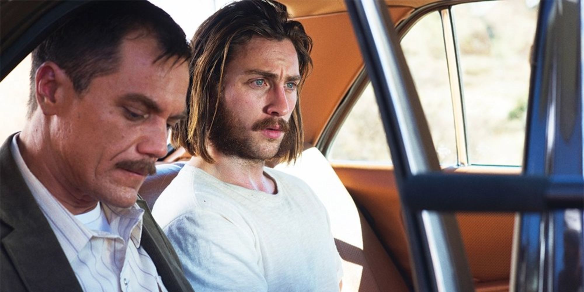Detective Andes and Ray Marcus sitting inside a car in Nocturnal Animals.