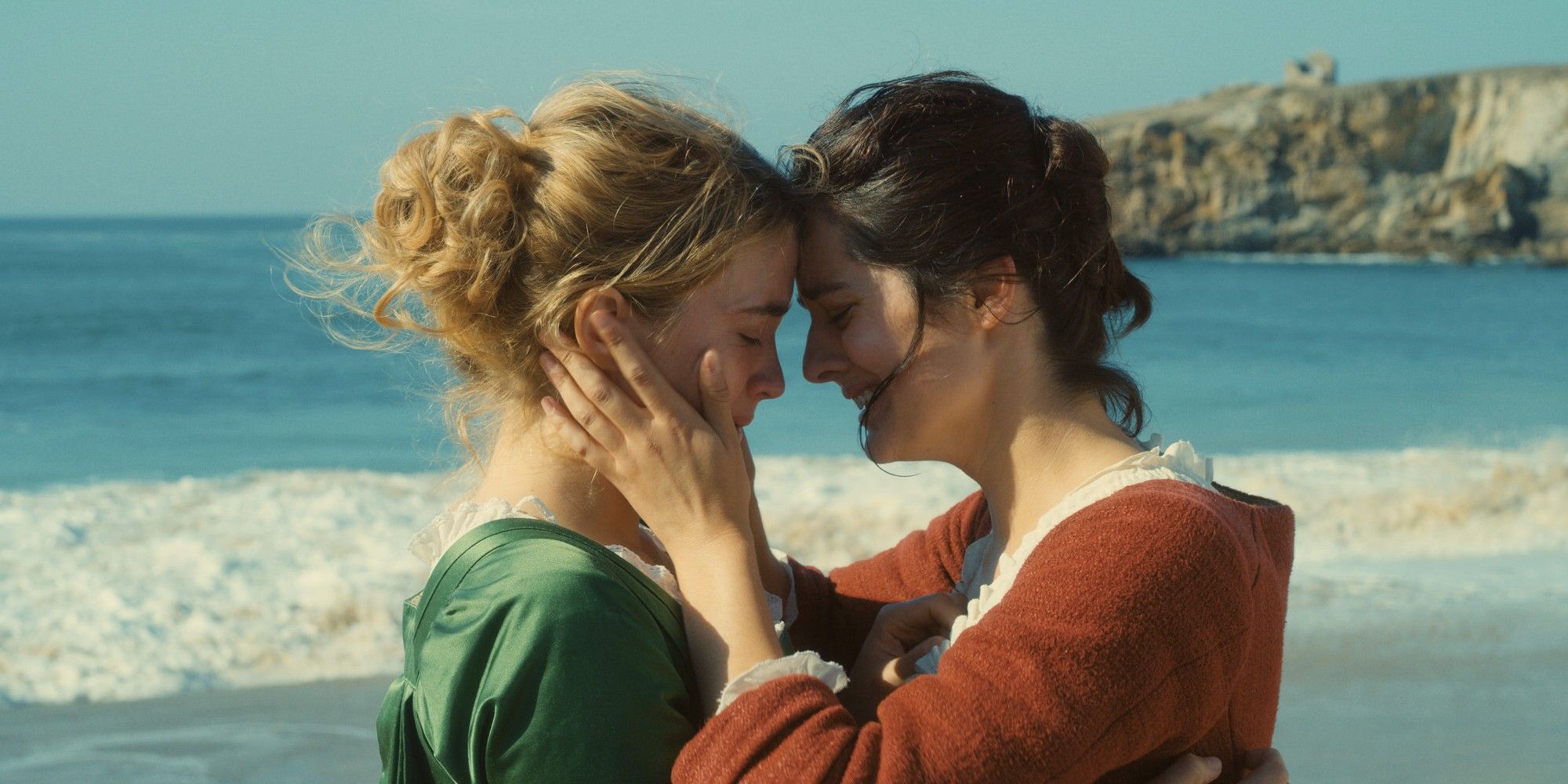 Noe?mie Merlant and Ade?le Haenel about to kiss on the beach in 'Portrait of a Lady on Fire' (2019)