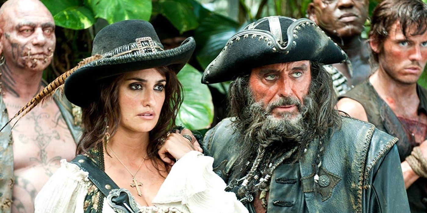 Angelica et Barbe Noire regardant attentivement dans la même direction dans Pirates des Caraïbes : Sur des marées étrangères.