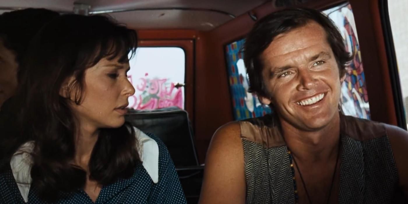 Jack Nicholson comme Stoney dans une voiture avec Susan Strasberg comme Jenny Davis dans Psych-Out (1968)