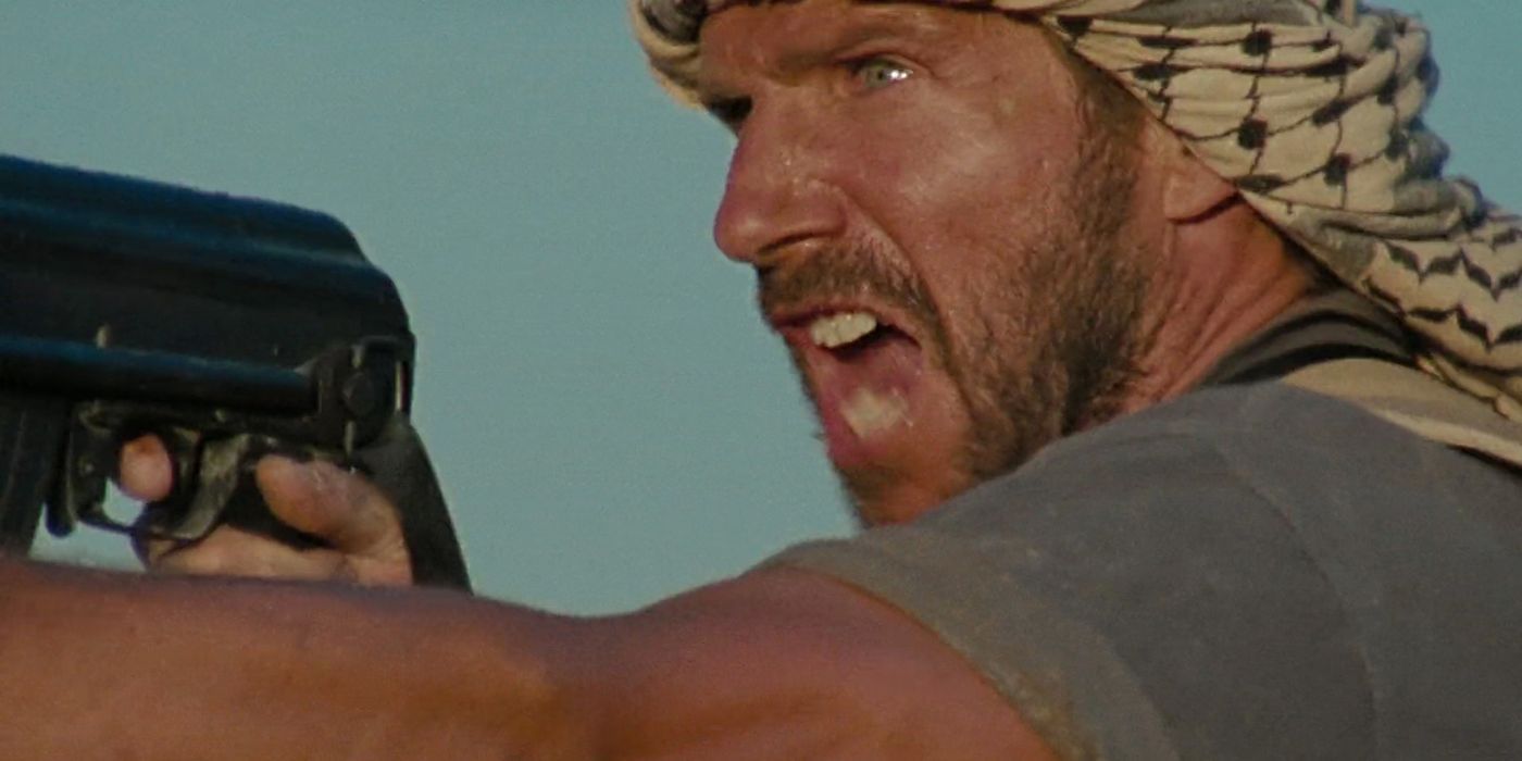 Ralph Fiennes hurlant en tirant avec un pistolet dans The Hurt Locker.