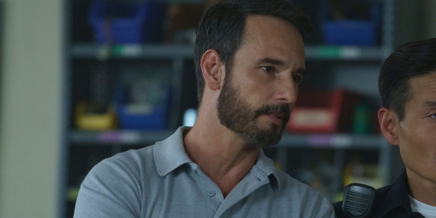 Rodrigo Santoro dans le rôle de Garrett Briggs dans Wolf Pack.