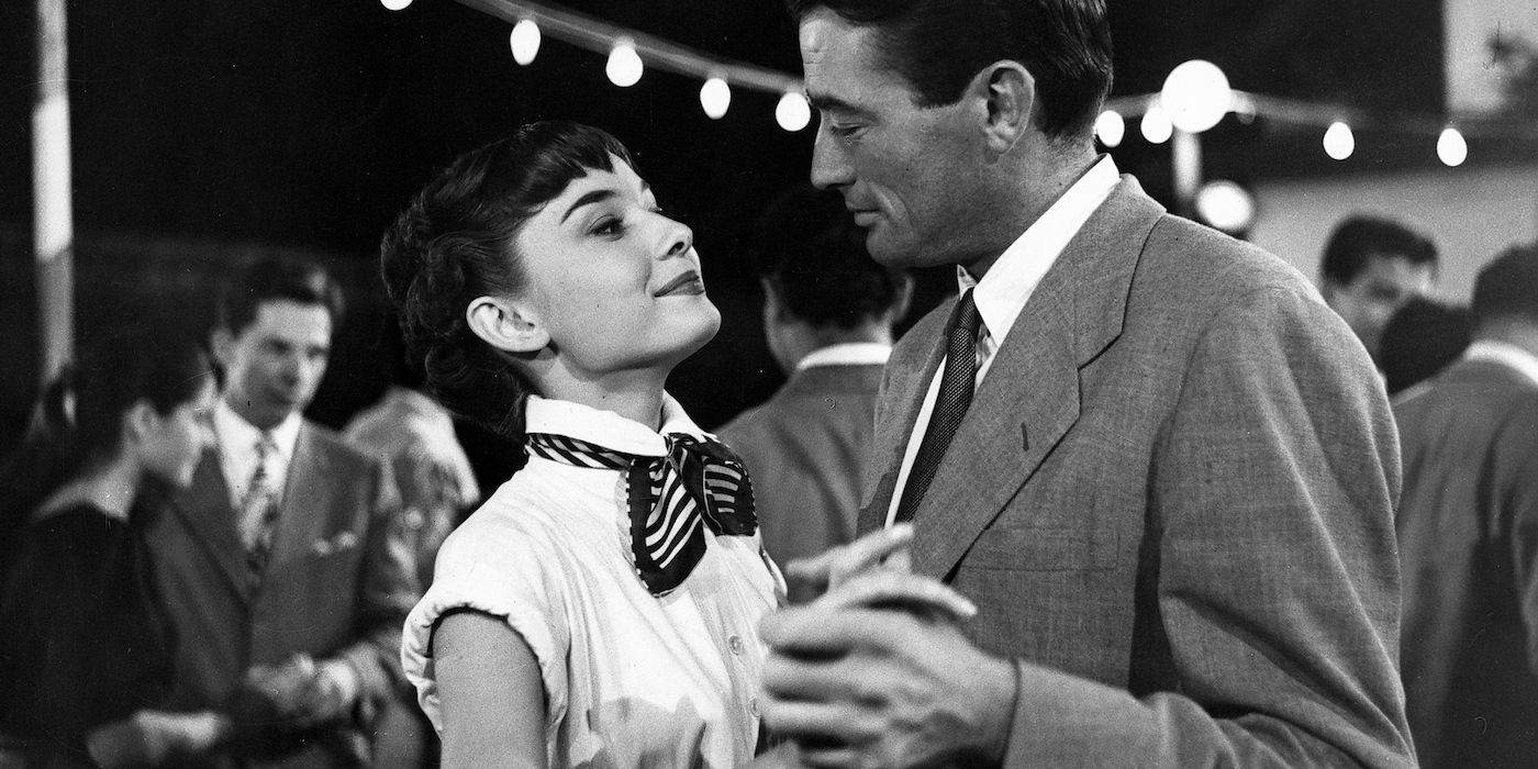 Audrey Hepburn dansant avec Gregory Peck dans 'Roman Holiday'.