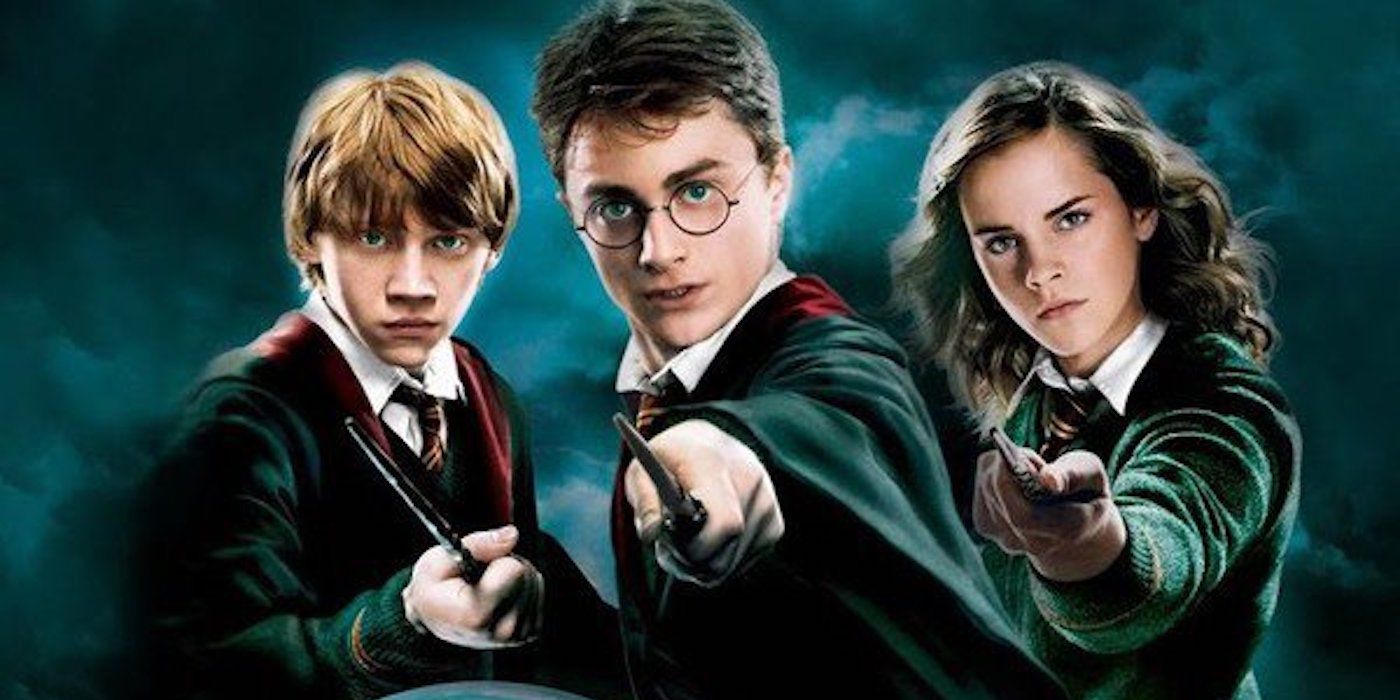 Ron, Harry et Hermione pointent leurs baguettes vers la caméra sur une affiche de Harry Potter et l'Ordre du Phénix.