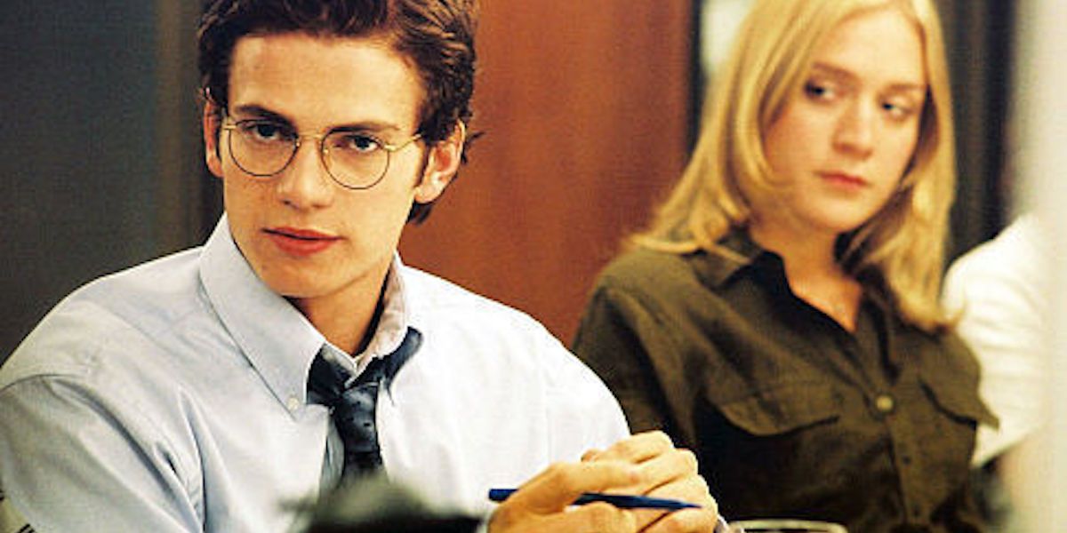 Hayden Christensen como Stephen Glass e Chloë Sevingny como Caitlin Avey em Shattered Glass (2003)
