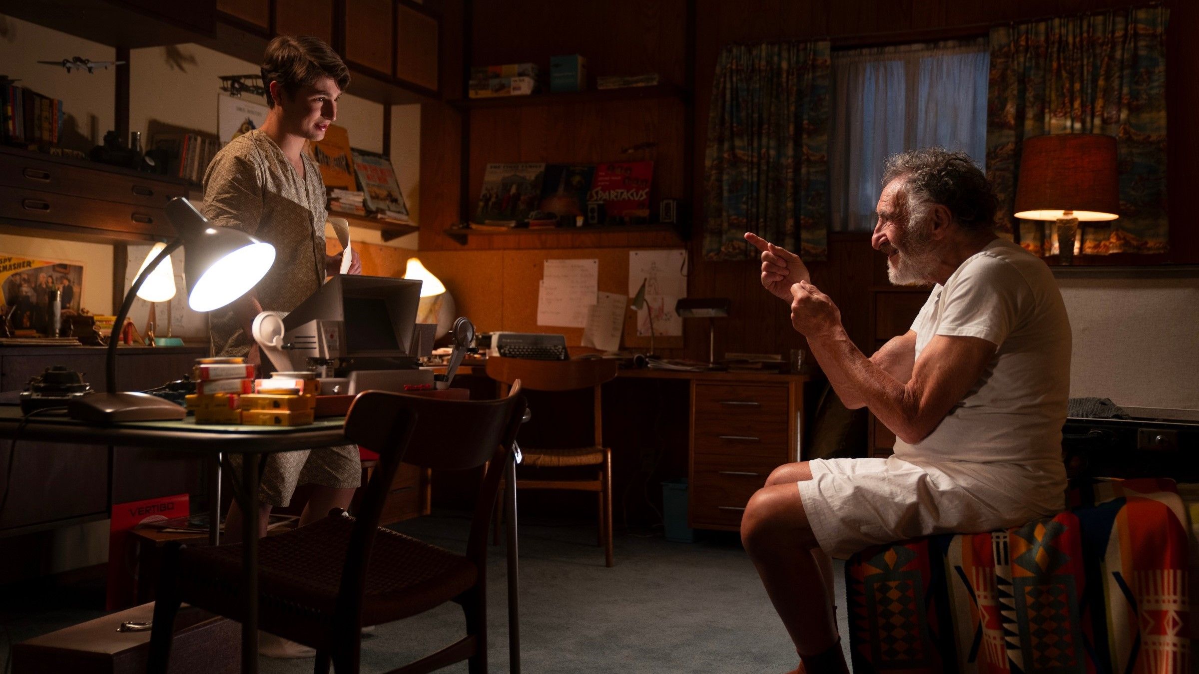 Gabriel LaBelle e Judd Hirsch conversam em uma cena de Os Fabelmans. 