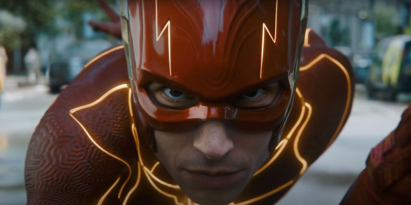 Ezra Miller en costume de Flash dans le film.