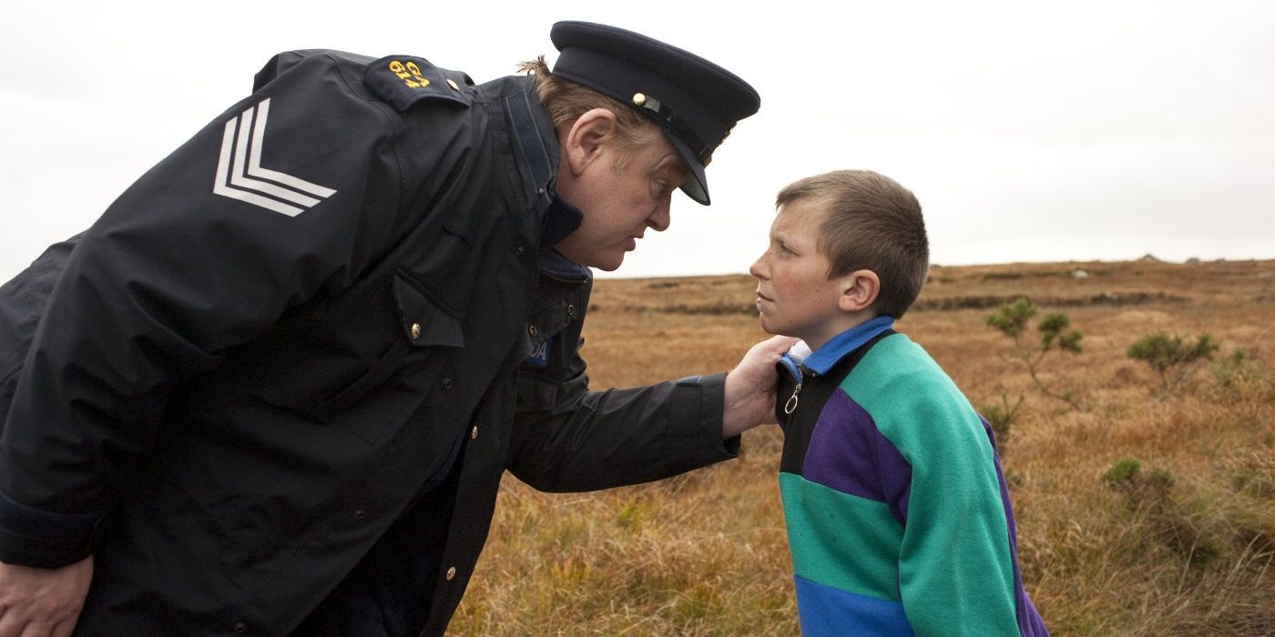 Un policier menace un enfant