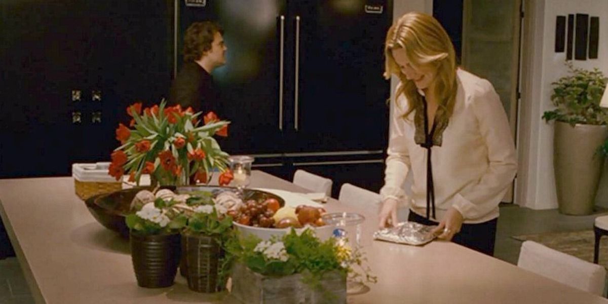Jack Black como Miles e Kate Winslet como Iris na cozinha em The Holiday