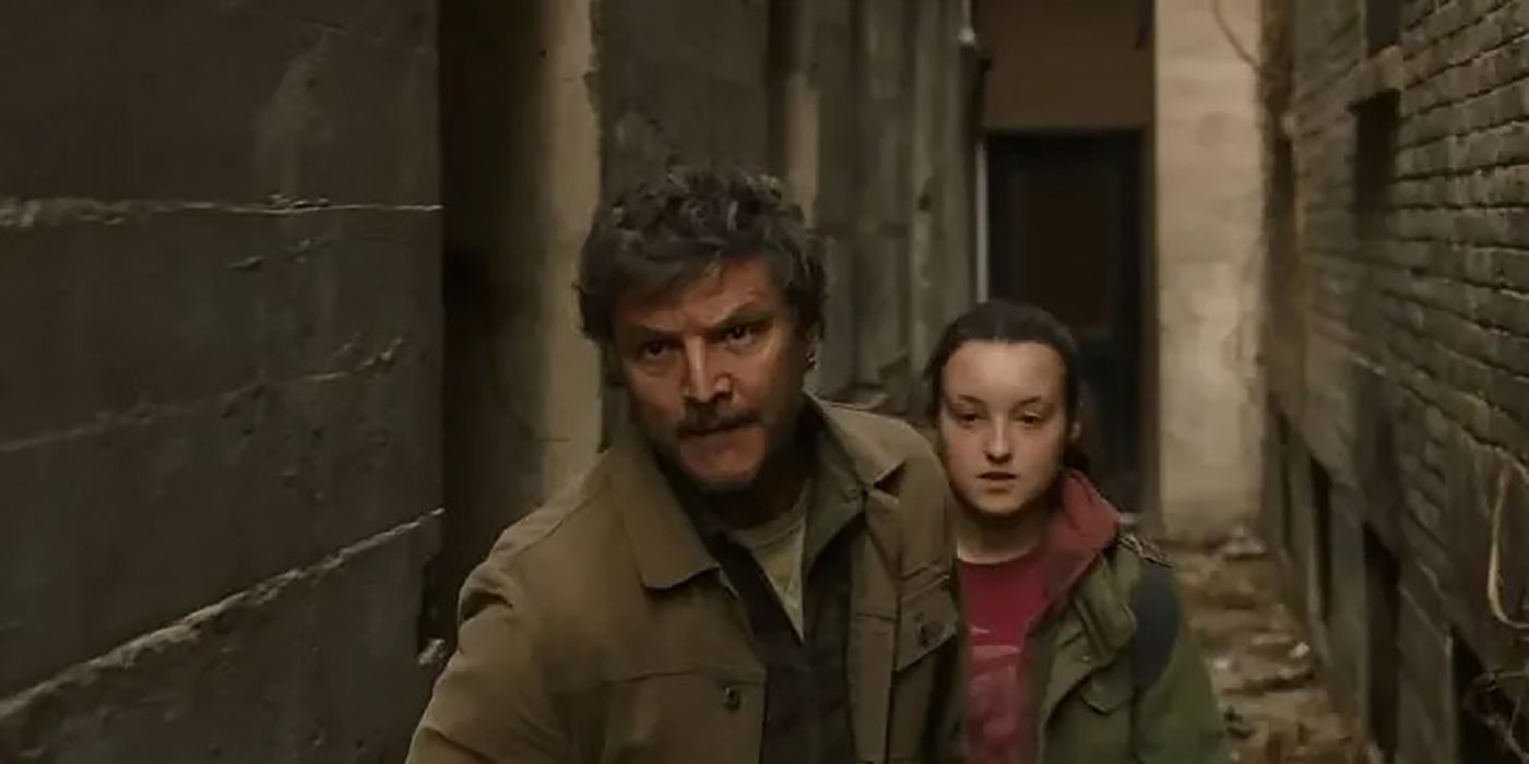 Joel guidant Ellie dans une ruelle abandonnée dans The Last of Us.