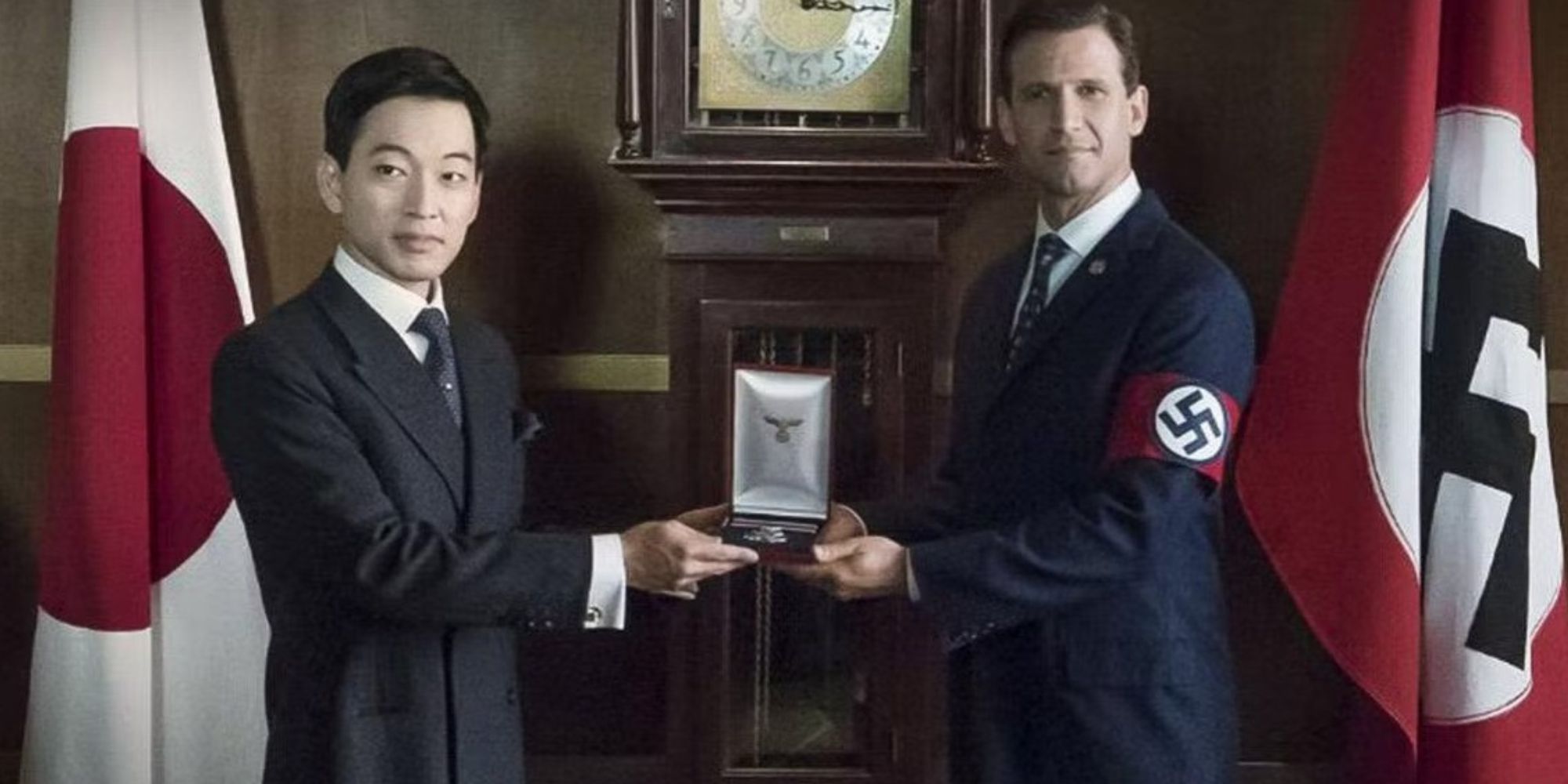 Un homme asiatique et un nazi posent ensemble dans The Man In The High Castle
