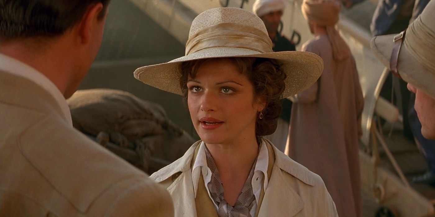 Evelyn, interpretada por Rachel Weisz, usa um chapéu de abas largas e fala com um homem em 'A Múmia'.