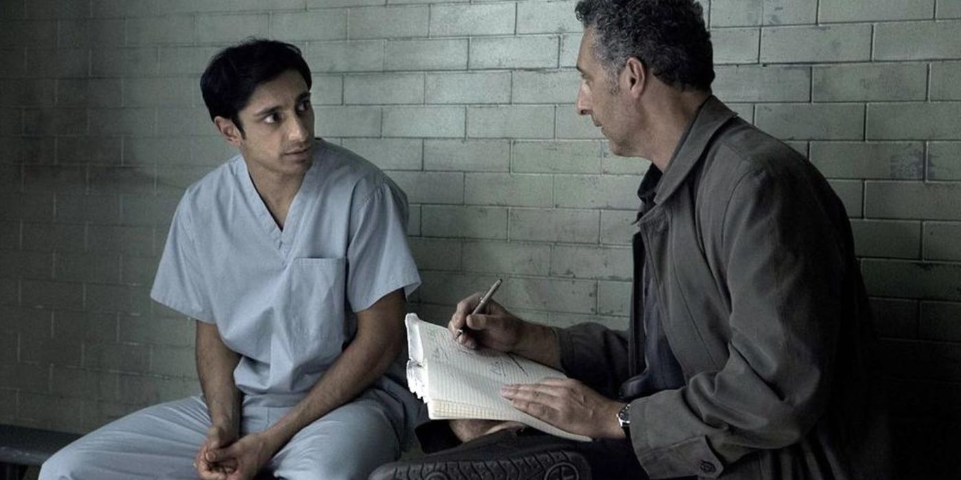 Riz Ahmed et John Turturro discutent dans une cellule dans The Night Of